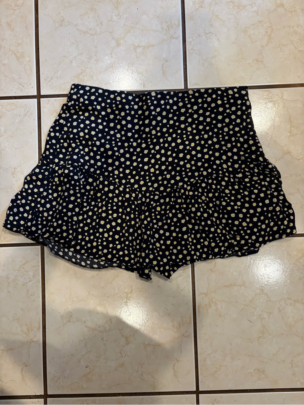 Zara Black Skort with White and Yellow Daisy Pattern size medium